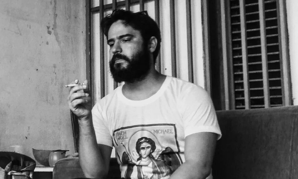 O escritor Felipe Costa Cruz estreia na Larica Magazine com o conto “Corredor Onze”