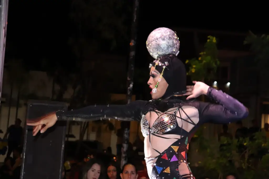 Drag na 1ª Parada LGBTQIA+ de Cajazeiras (PB) – Foto: Henrique Cartaxo