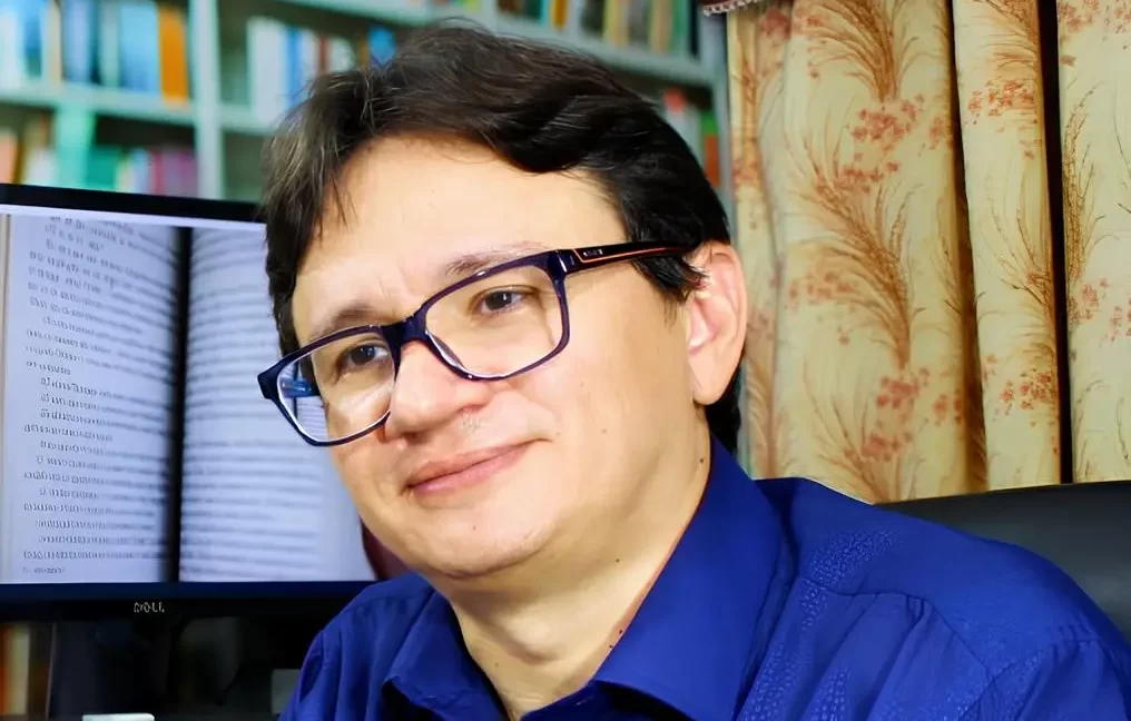 Narrador que tentou conter briga em cabine pede paz e cita Gandhi